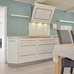 14 Person In Ronne-by Traum Nyaraló Rønne