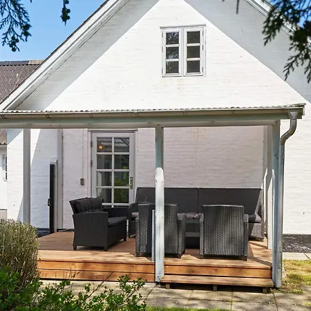 14 Person In Ronne-by Traum * Rønne