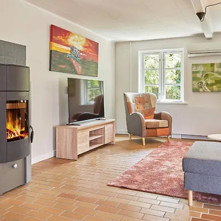 14 Person In Ronne-by Traum Rønne