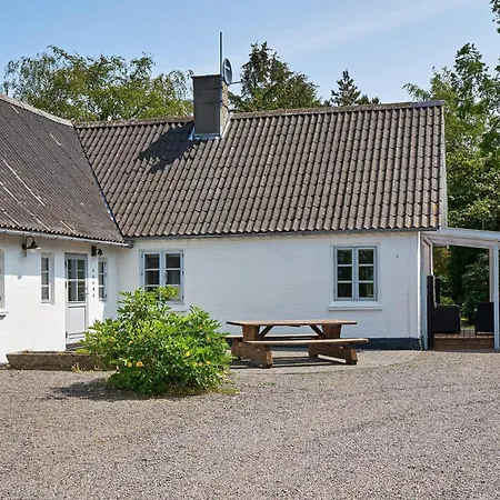 14 Person In Ronne-by Traum