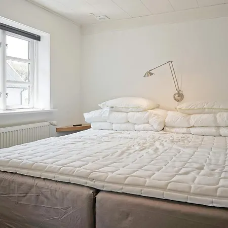 14 Person In Ronne-by Traum *