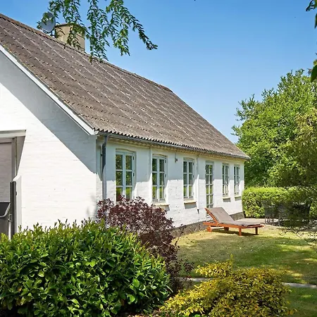 14 Person In Ronne-by Traum Rønne